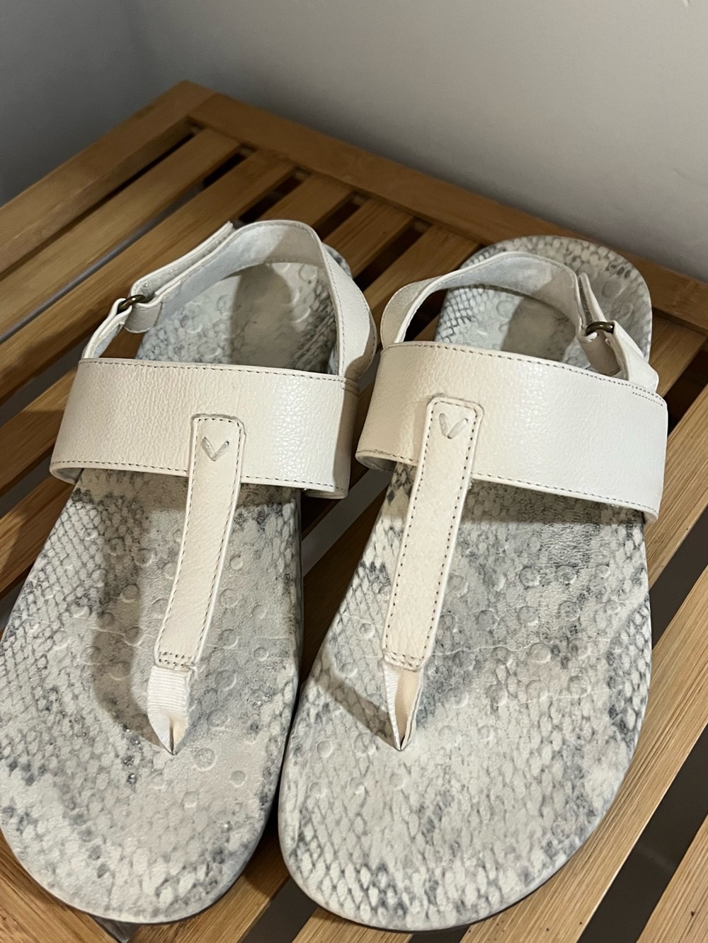 Vionic Women's Cream Snake-Print Thong Sandals, size 8